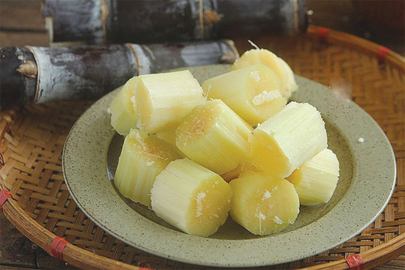 Cách ép nước mía không cần máy chặt mía thành khúc nhỏ