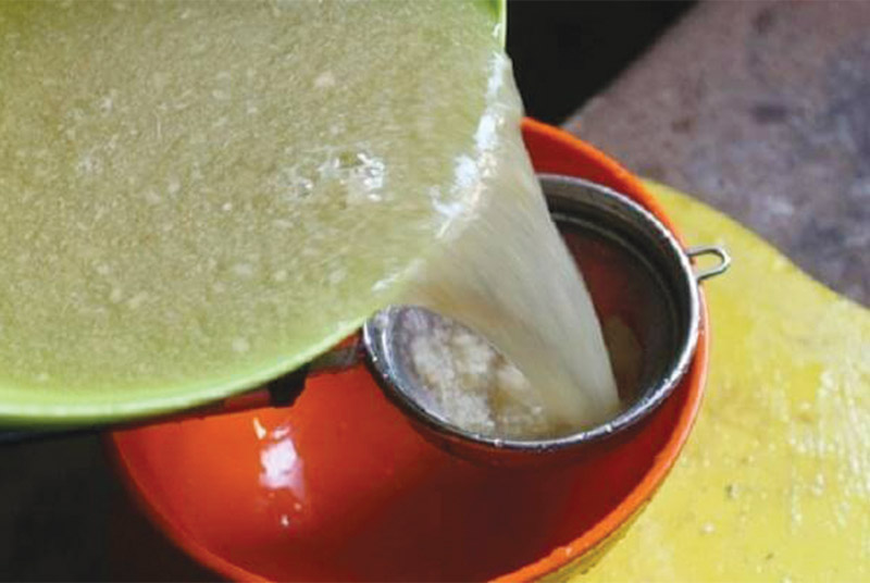 Sử dụng cối và chày để ép nước mía